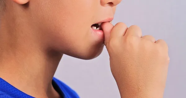 爪を噛む
